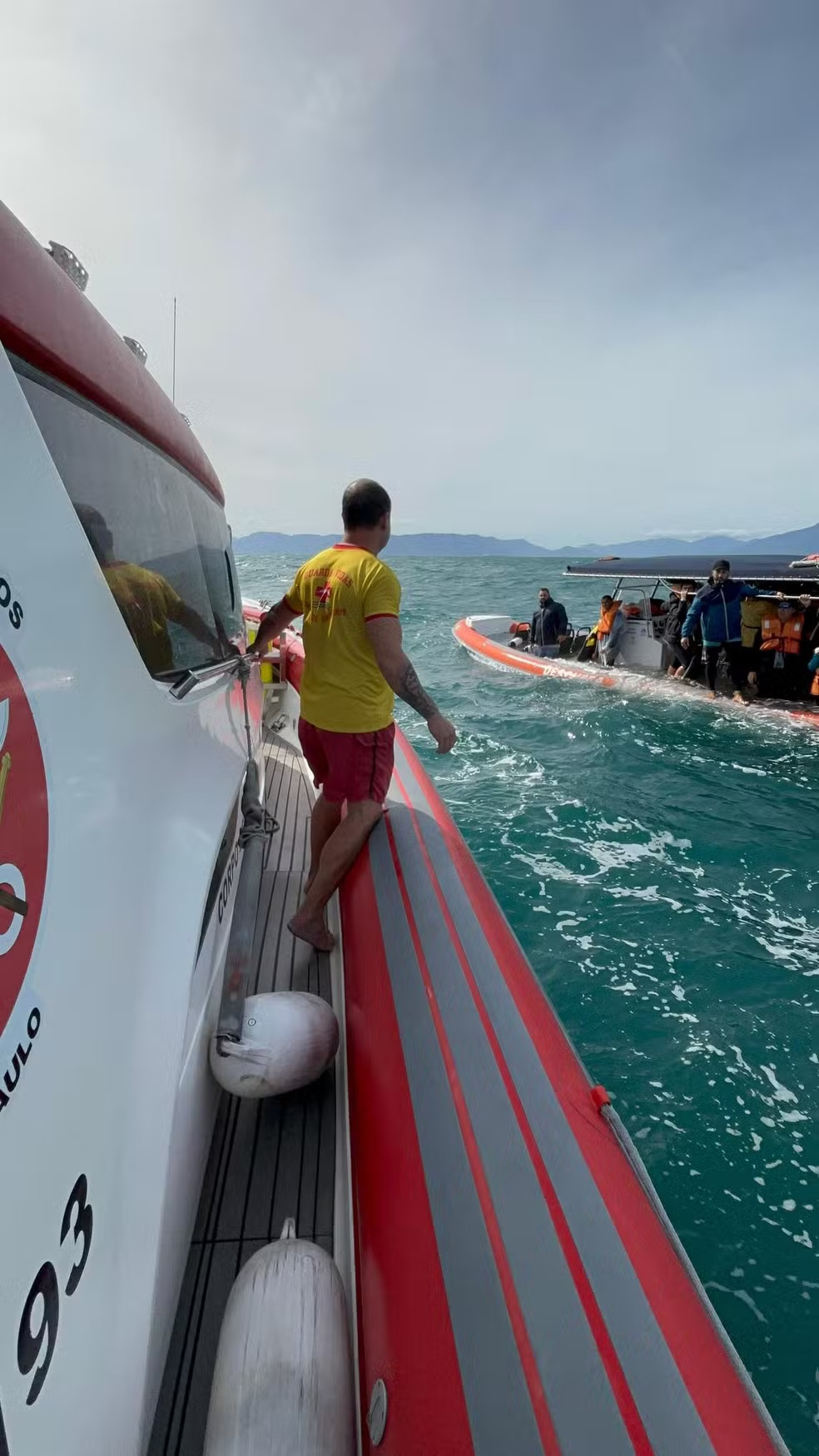 Bote com 20 pessoas naufraga durante passeio em Ilhabela (SP)